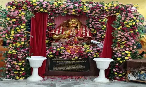 रागिनी देवी की प्रथम पुण्यतिथि पर उनकी मूर्ति की हुई स्थापना