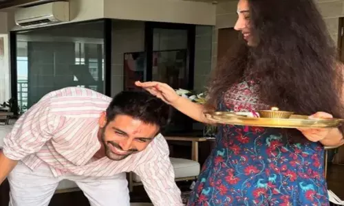 एक्टर कार्तिक आर्यन ने बहन का आशीवार्द लिया एक्टर कार्तिक आर्यन ने बहन का आशीवार्द लिया