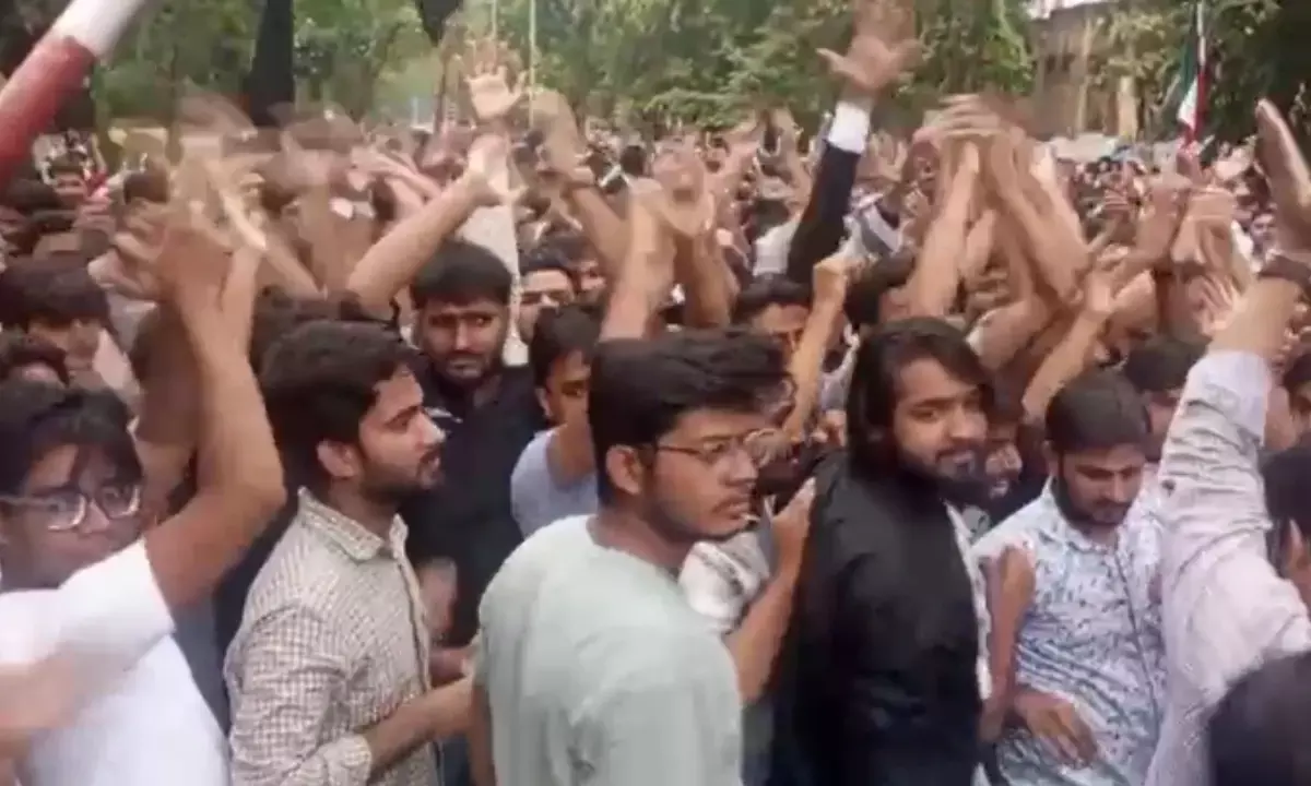 अलीगढ़ यूनिवर्सिटी: फीस वृद्धि के खिलाफ आंदोलन तेज, AMU में पुलिस बुलाने पर भड़के छात्र