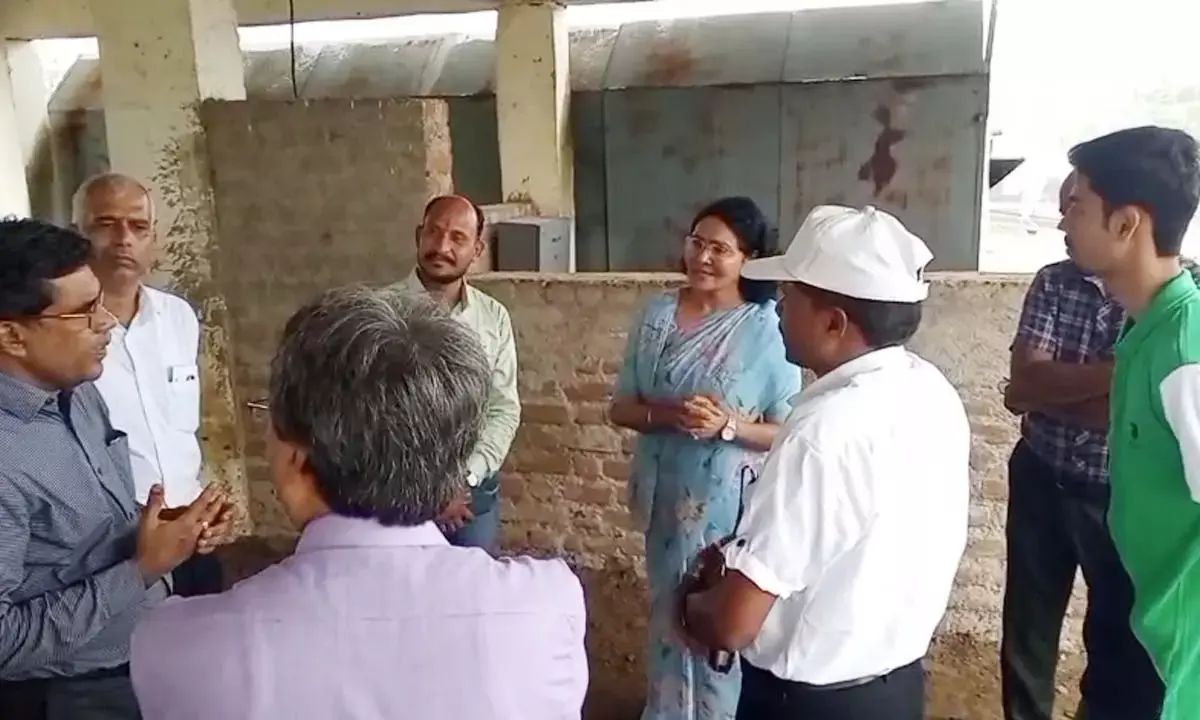 गौशाला में उपस्थित कलेक्टर दिव्या मिश्रा