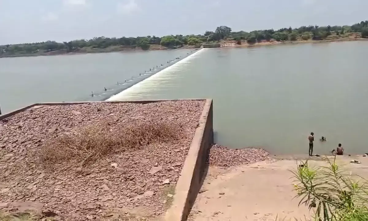 भाटापारा शहर के समीप ग्राम कुम्हारखान स्थित शिवनाथ नदी के एनीकट में रविवार को एक दर्दनाक हादसा हो गया भाटापारा शहर के समीप ग्राम कुम्हारखान स्थित शिवनाथ नदी के एनीकट में रविवार को एक दर्दनाक हादसा हो गया