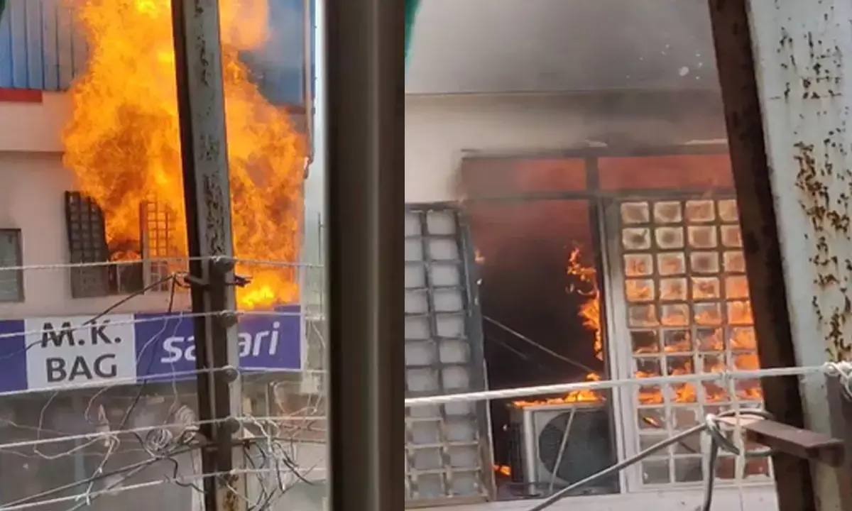 बैग दुकान में लगी भीषण आग: सारा सामान जलकर खाक, सिलेंडर ब्लास्ट होने की आशंका