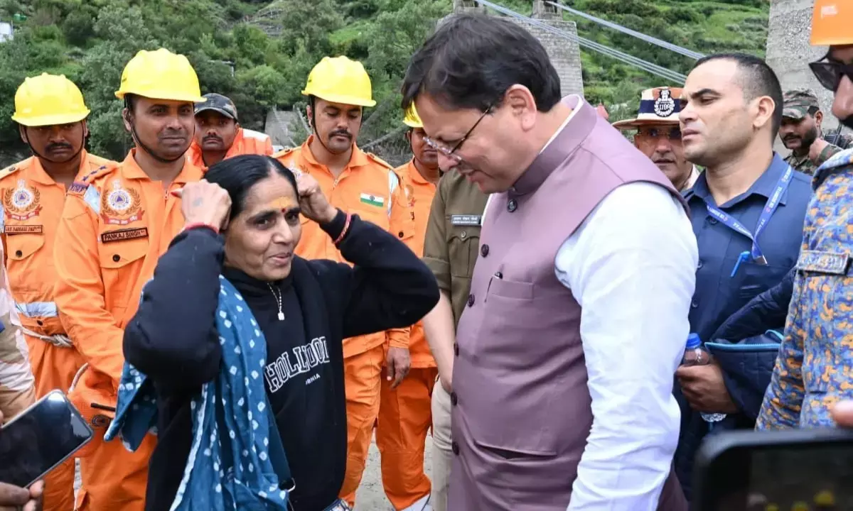 उत्तरकाशी: बाढ़ प्रभावित इलाके में सीएम धामी के सामने भावुक हुई महिला।