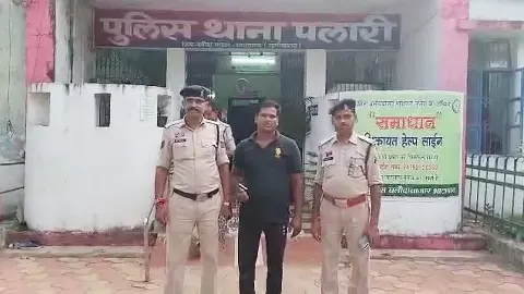 पुलिस की गिरफ्त में आरोपी पिता