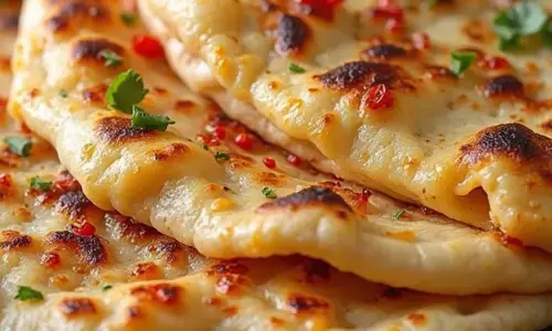 चिली गार्लिक चीज पराठा बनाने की रेसिपी।