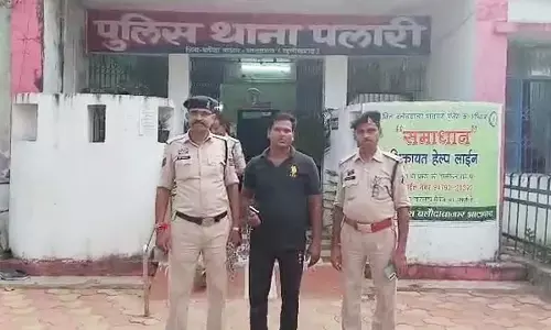 पुलिस की गिरफ्त में आरोपी पिता