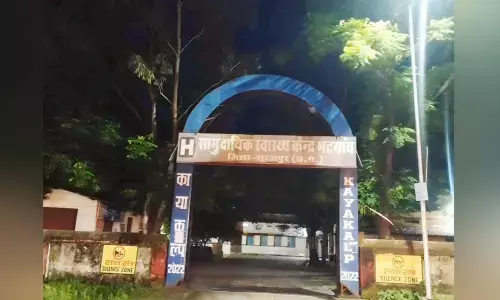 मानवता हुई शर्मशार : अस्पताल परिसर के फर्श पर महिला ने बच्चे को दिया जन्म मानवता हुई शर्मशार : अस्पताल परिसर के फर्श पर महिला ने बच्चे को दिया जन्म