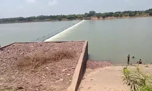 भाटापारा शहर के समीप ग्राम कुम्हारखान स्थित शिवनाथ नदी के एनीकट में रविवार को एक दर्दनाक हादसा हो गया