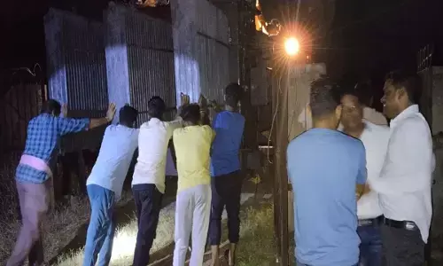 ट्रांसफार्मर लगाते हुए ट्रांसफार्मर लगाते हुए