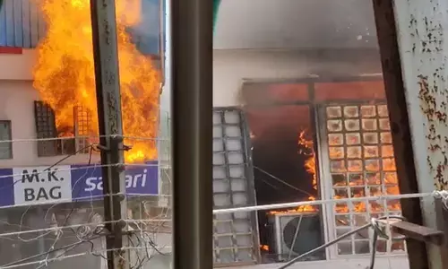 बैग दुकान में लगी भीषण आग: सारा सामान जलकर खाक, सिलेंडर ब्लास्ट होने की आशंका