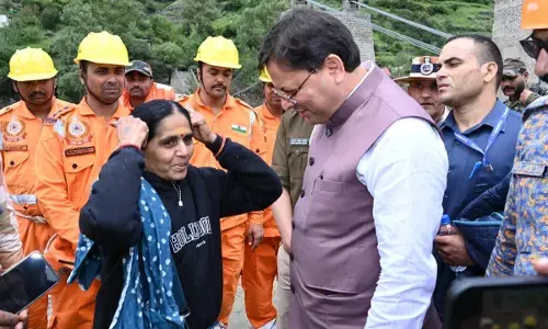 उत्तरकाशी: बाढ़ प्रभावित इलाके में सीएम धामी के सामने भावुक हुई महिला।