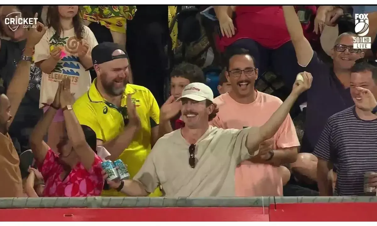 aus vs sa 1st t20i fan one handed catch