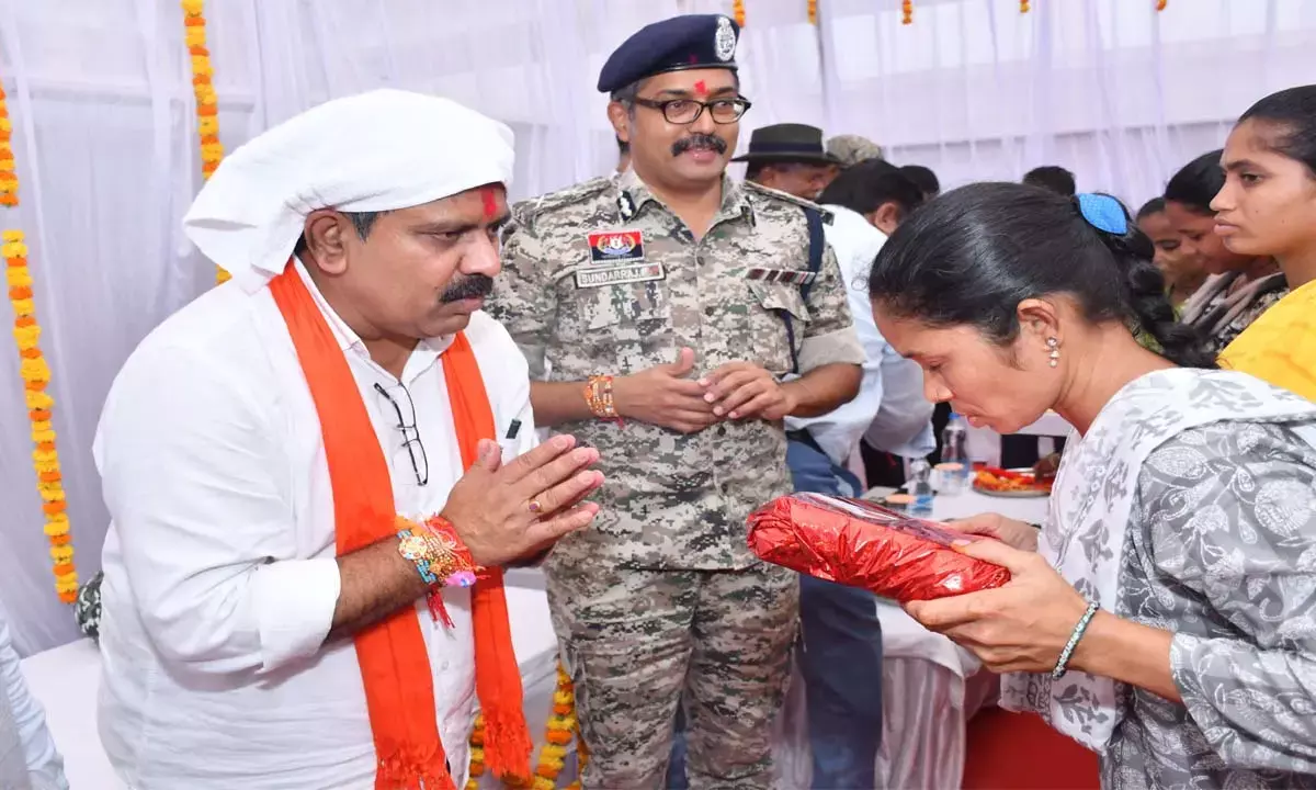 बस्तर फाइटर के दीदियों ने उपमुख्यमंत्री को बांधी राखी