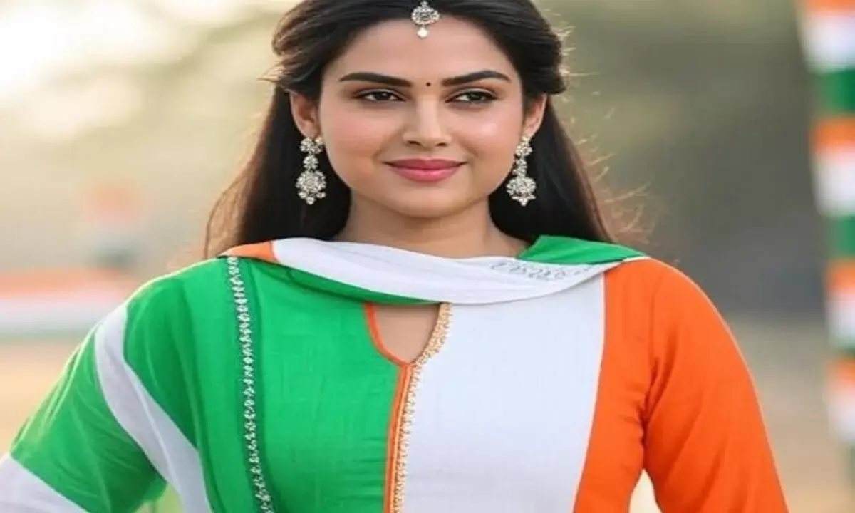 स्वतंत्रता दिवस के लिए सूट डिजाइन