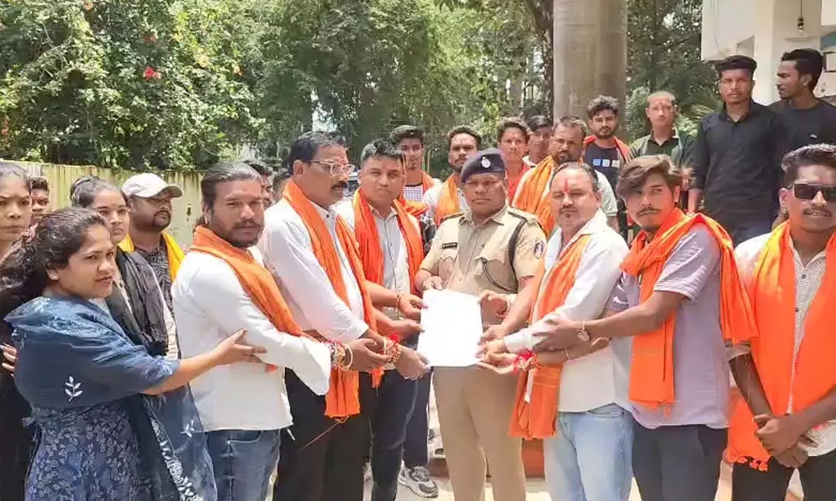 ज्ञापन सौंपते हुए