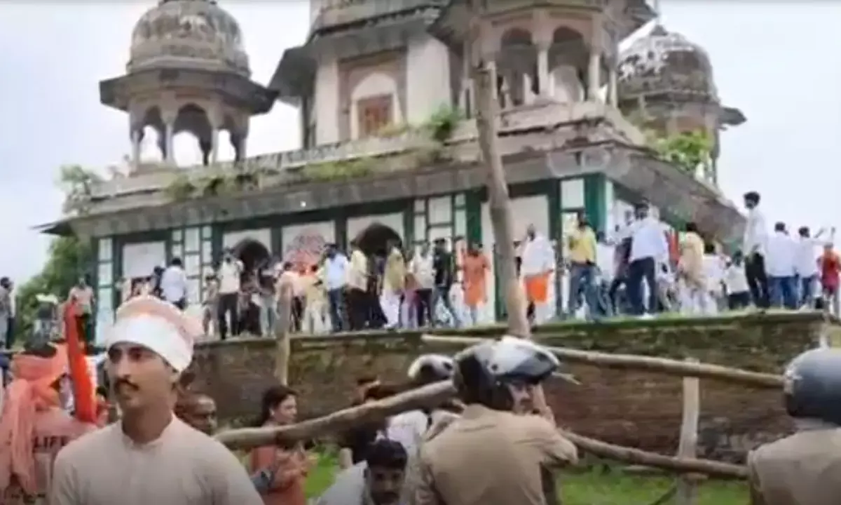 मकबरा या शिव मंदिर? फतेहपुर में पूजा-पाठ को लेकर तनाव; भारी पुलिस बल तैनात मकबरा या शिव मंदिर? फतेहपुर में पूजा-पाठ को लेकर तनाव; भारी पुलिस बल तैनात