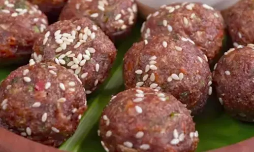 Ragi Lauki Appe served with tomato chutney in a plate