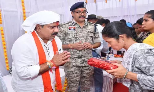 बस्तर फाइटर के दीदियों ने उपमुख्यमंत्री को बांधी राखी