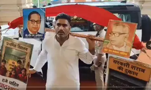 मानसून सत्र के पहले दिन कांवड़ लेकर विधानसभा पहुंचे सपा विधायक अतुल प्रधान