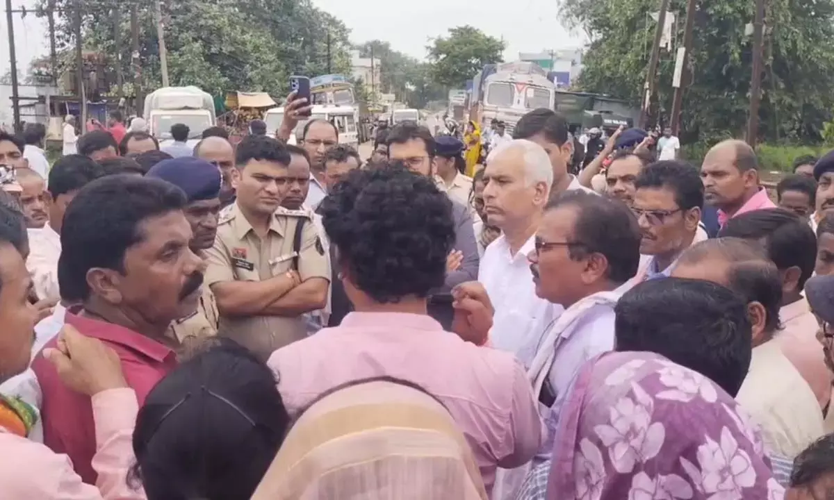 चक्काजाम करते हुए चक्काजाम करते हुए