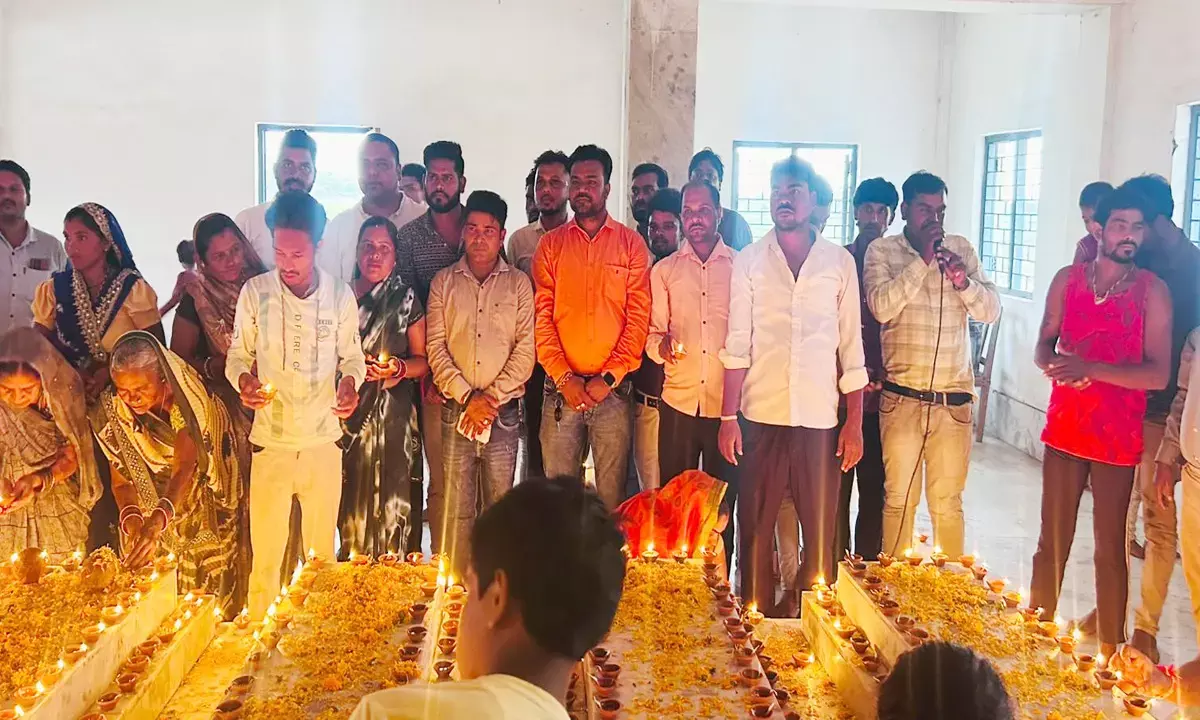 पुण्यतिथि पर सर्व समाज ने  मिनीमाता को किया याद : समाधि स्थल पर जलाए गए 1000 दीए