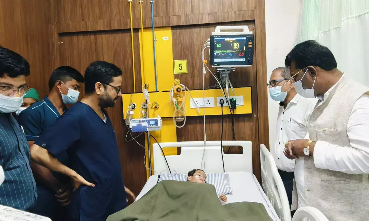 मासूम से मोलने पहुंचे विधायक रोहित साहू