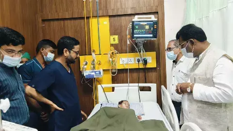 मासूम से मोलने पहुंचे विधायक रोहित साहू