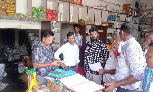 निरीक्षण करते हुए