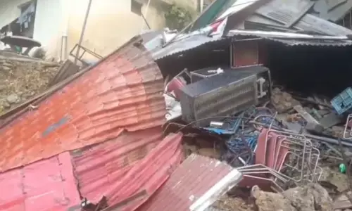 मसूरी में भारी बारिश: दुकान ढही, खतरे की जद में होटल