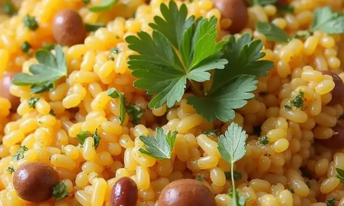 फाइबर और स्वाद से भरपूर हेल्दी ज्वार की खिचड़ी।