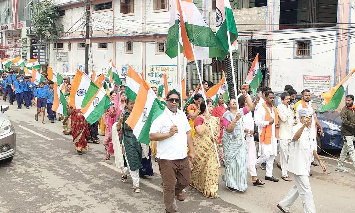 तिरंगा यात्रा में शामिल हुए लोग तिरंगा यात्रा में शामिल हुए लोग