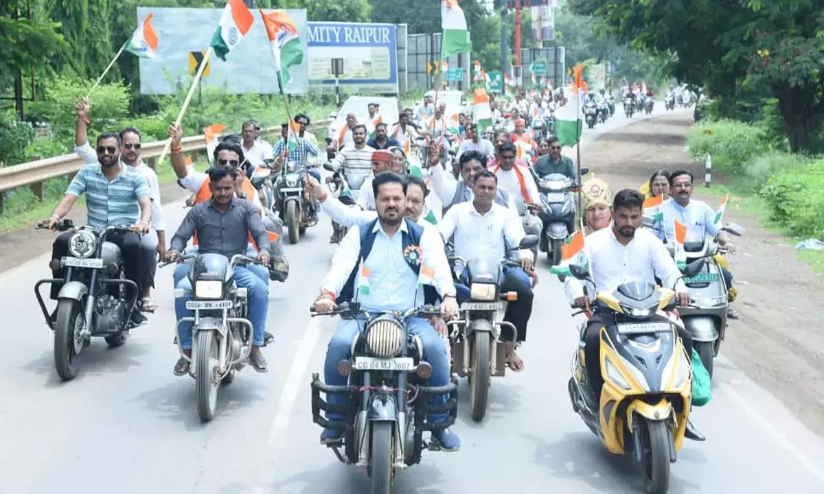 बाइक से भव्य तिरंगा यात्रा