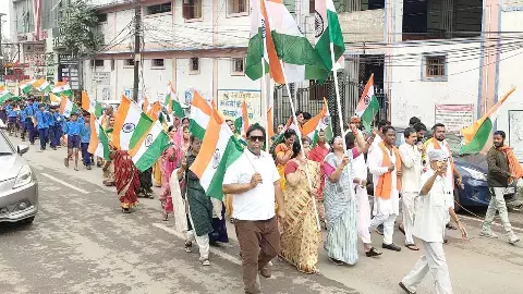 तिरंगा यात्रा में शामिल हुए लोग