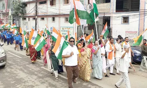 तिरंगा यात्रा में शामिल हुए लोग