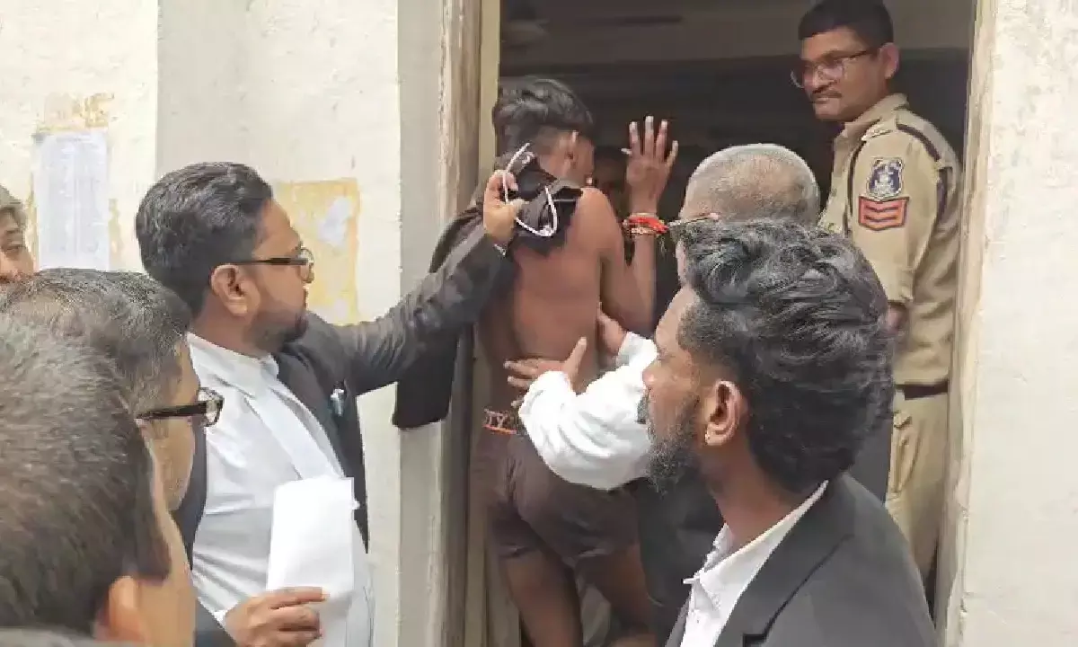 रायपुर कोर्ट में एक बदमाश ने वकील को चाकू दिखाकर धमकाने की कोशिश की रायपुर कोर्ट में एक बदमाश ने वकील को चाकू दिखाकर धमकाने की कोशिश की