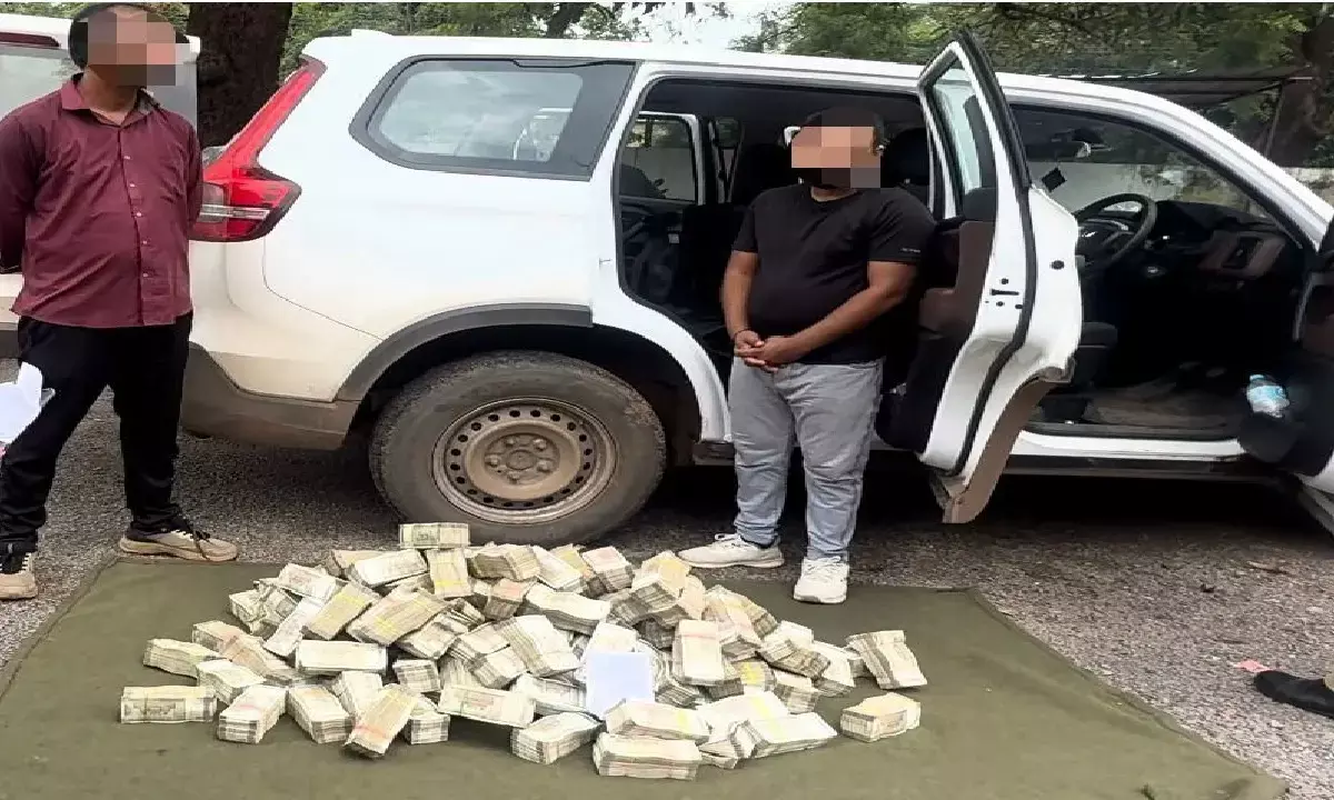 खैरागढ़ जिले में पुलिस ने चेकिंग के दौरान एक गाड़ी से 4.04 करोड़ नकद बरामद किया है खैरागढ़ जिले में पुलिस ने चेकिंग के दौरान एक गाड़ी से 4.04 करोड़ नकद बरामद किया है