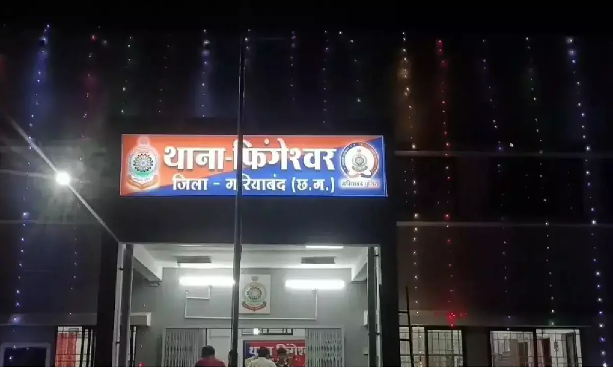 गरियाबंद जिले में शिक्षक खोवा दीवान ने शराब के नशे में छात्र से गाली-गलौज करते हुये कार से कुचलने की कोशिश की थी