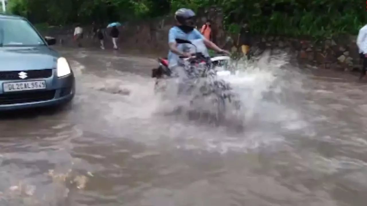 भारी बरसात के कारण कुतुब मीनार के पास भारी जलभराव। 