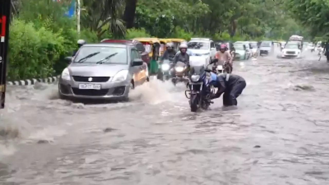 कुतुब मीनार के पास पानी में डूबी सड़कें।