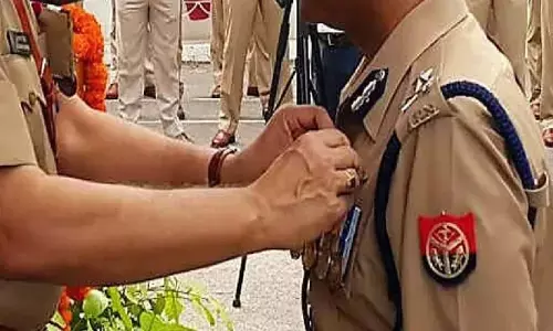 सम्मानित करते हुए (Demo Pic)