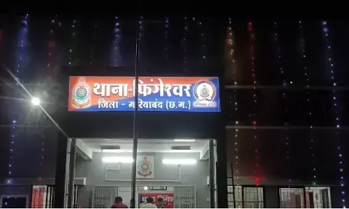 गरियाबंद जिले में एक शिक्षक ने शराब के नशे में अपने ही स्कूल के छात्र से गाली-गलौज करते हुये कार से कुचलने की कोशिश की