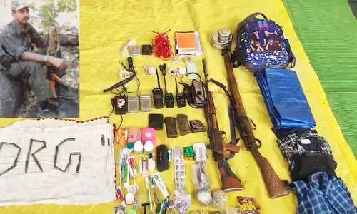 विजय रेड्डी की तस्वीर और नक्सली हथियार बरामद