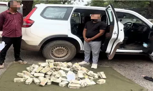 खैरागढ़ जिले में पुलिस ने चेकिंग के दौरान एक गाड़ी से 4.04 करोड़ नकद बरामद किया है