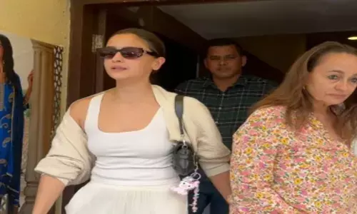 एक्ट्रेस आलिया भट्ट अपनी मां के साथ आईं नजर