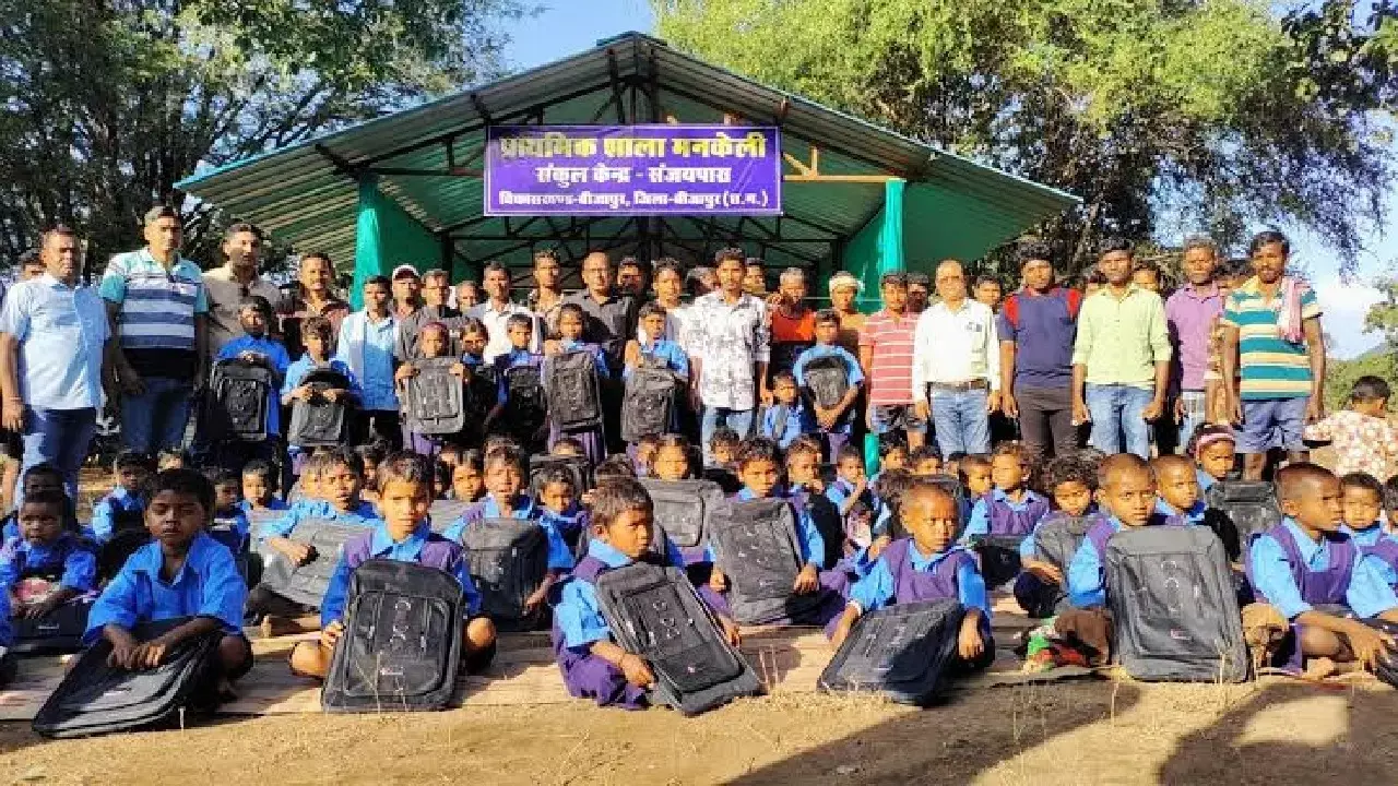 आज़ादी के 78 साल बाद बीजापुर के कई गांवों ने पहली बार असली मायनों में स्वतंत्रता का पर्व मनाया आज़ादी के 78 साल बाद बीजापुर के कई गांवों ने पहली बार असली मायनों में स्वतंत्रता का पर्व मनाया