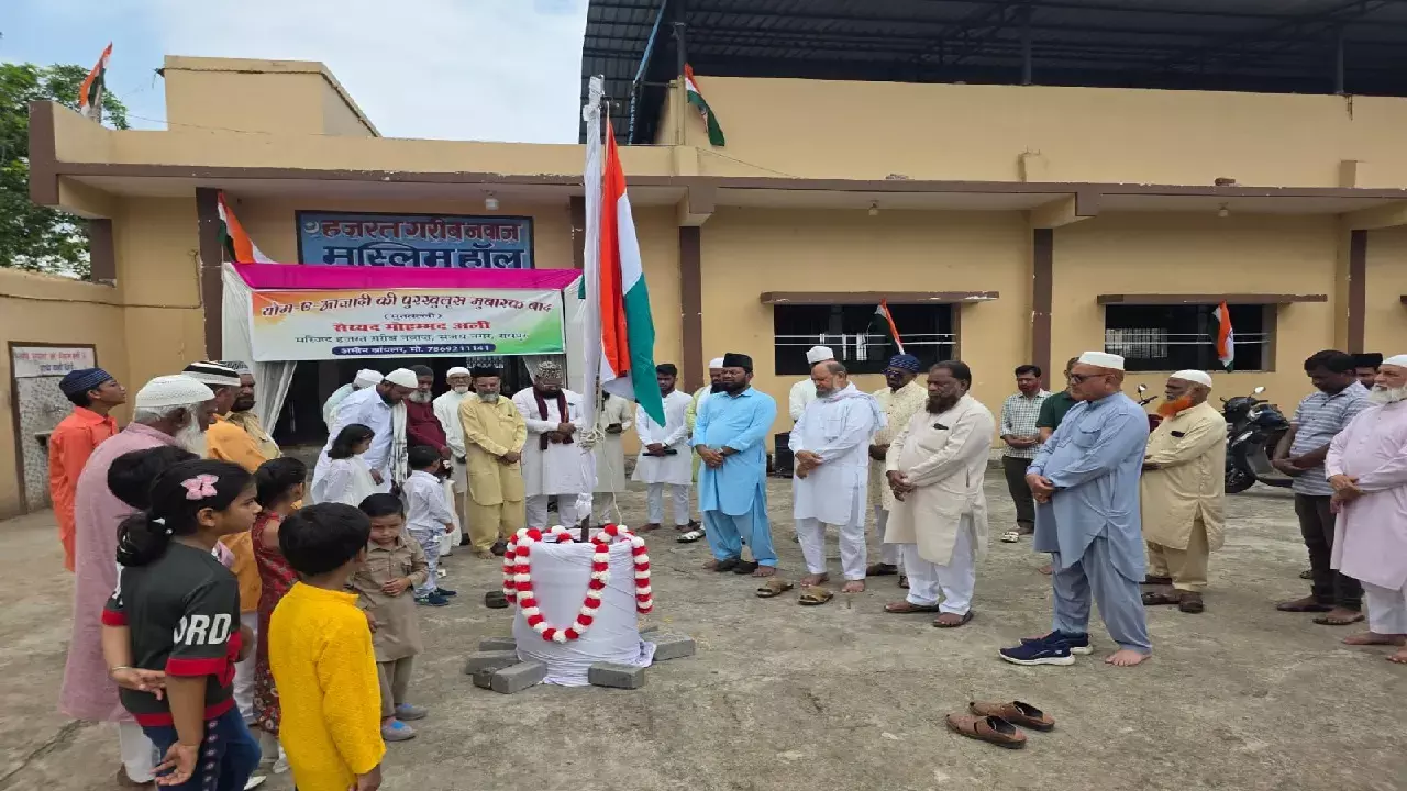 छत्तीसगढ़ वक्फ बोर्ड के अध्यक्ष डाॅ. सलीम राज ने कार्यालय में ध्वजारोहण किया