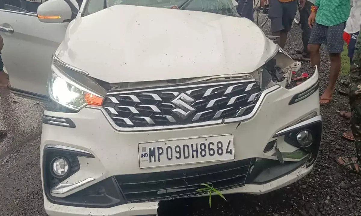 हादसे में क्षतिग्रस्त हुई कार की तस्वीर
