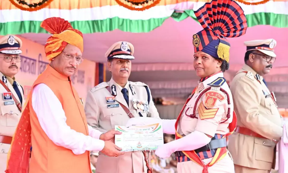 सम्मानित करते हुए