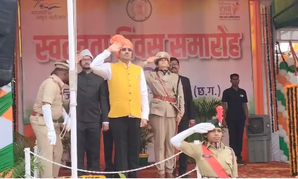 स्वतंत्रता दिवस के अवसर पर सांसद बृजमोहन अग्रवाल ने बलौदाबाजार में आयोजित मुख्य समारोह में भाग लिया
