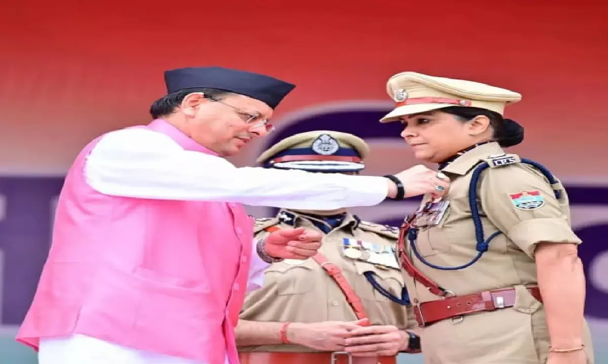 आईपीएस श्वेता चौबे को सीएम पुष्कर धामी ने मुख्यमंत्री सराहनीय सेवा पदक से किया सम्मानित